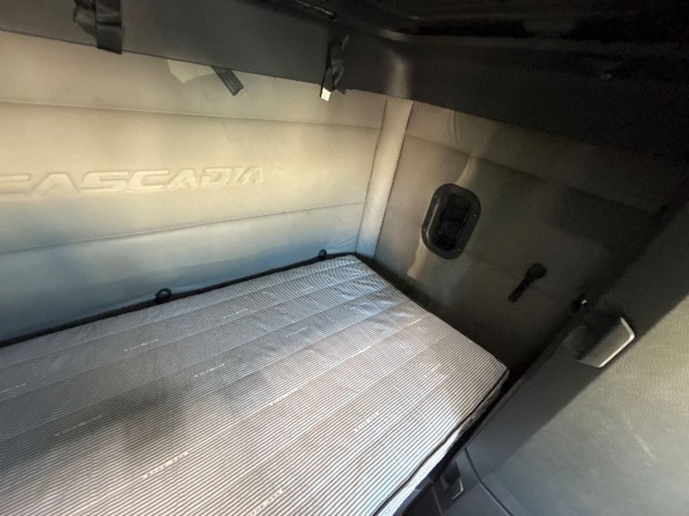 Sleeper Tractor-Heavy Duty Tractors-Freightliner-2020-T12664ST-El Centro-CA-547,544\n\t\tmiles-$ 63,750 - Image 17