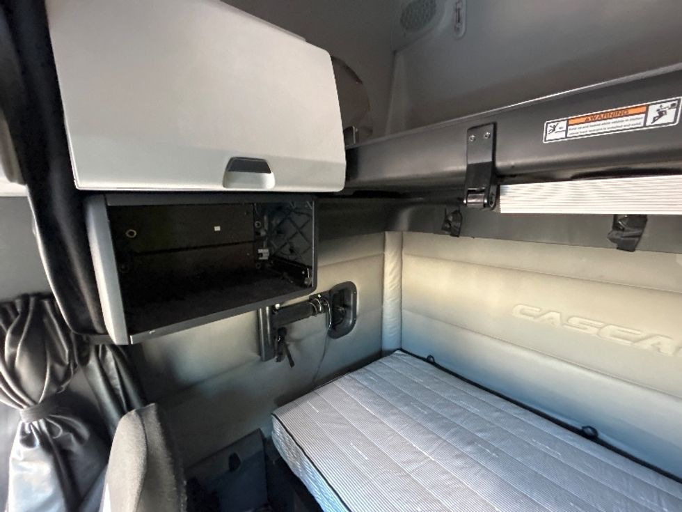 Sleeper Tractor-Heavy Duty Tractors-Freightliner-2020-T12664ST-El Centro-CA-547,544\n\t\tmiles-$ 63,750 - Image 18