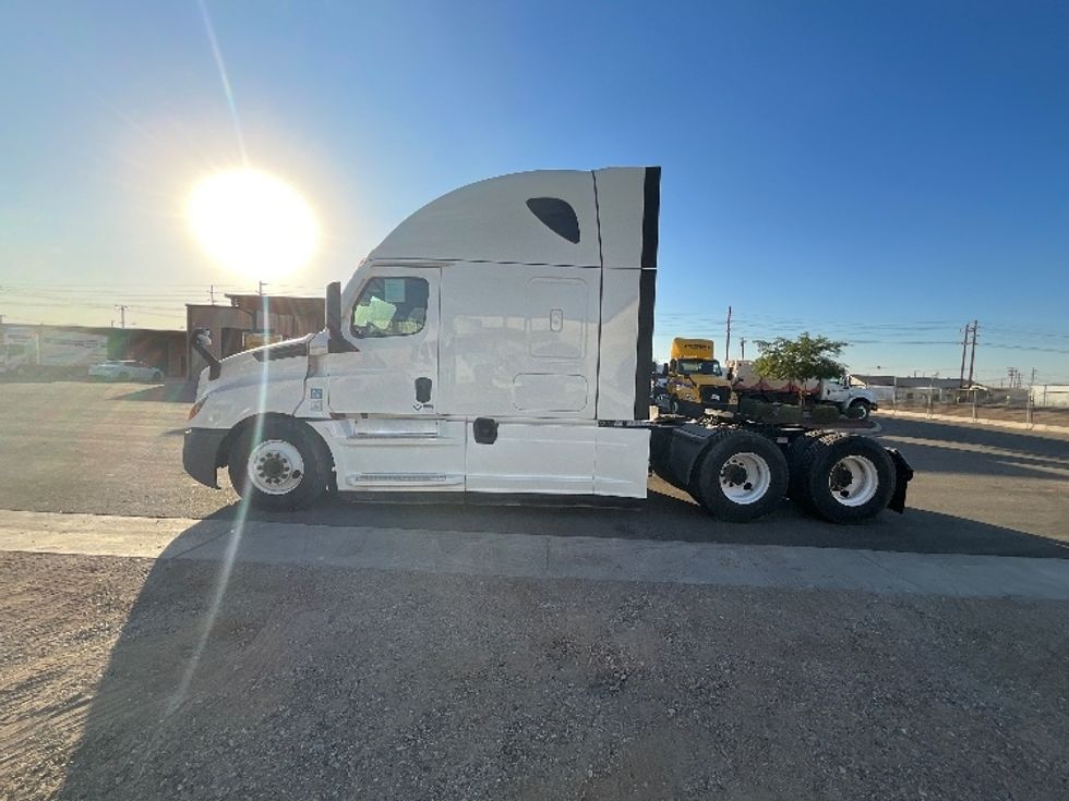 Sleeper Tractor-Heavy Duty Tractors-Freightliner-2020-T12664ST-El Centro-CA-547,544\n\t\tmiles-$ 63,750 - Image 4