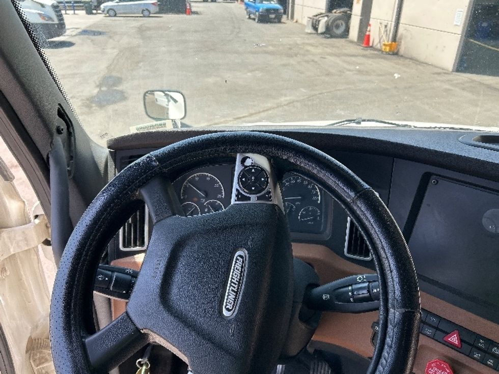 Sleeper Tractor-Heavy Duty Tractors-Freightliner-2020-T12664ST-El Centro-CA-551,919\n\t\tmiles-$ 64,500 - Image 11