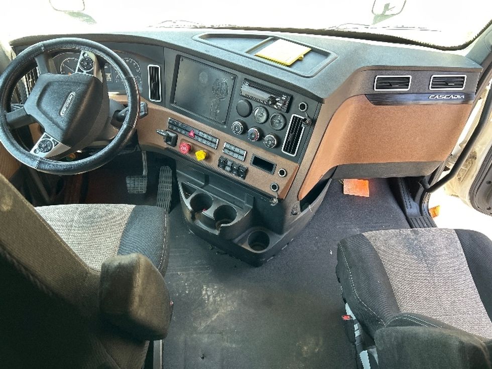Sleeper Tractor-Heavy Duty Tractors-Freightliner-2020-T12664ST-El Centro-CA-551,919\n\t\tmiles-$ 64,500 - Image 12