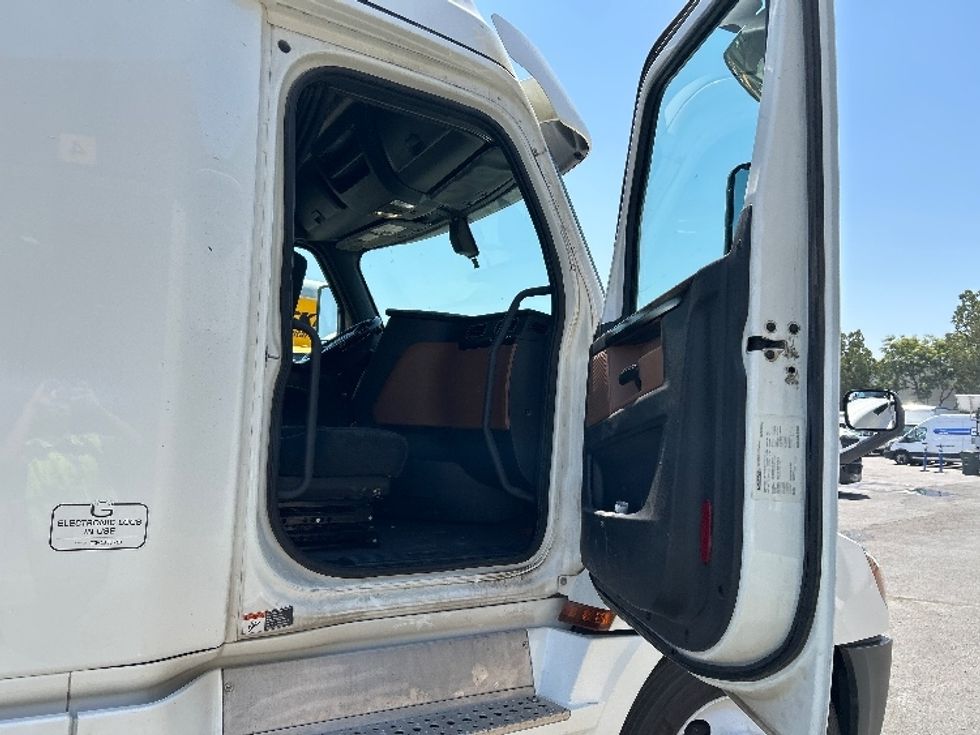 Sleeper Tractor-Heavy Duty Tractors-Freightliner-2020-T12664ST-El Centro-CA-551,919\n\t\tmiles-$ 64,500 - Image 13