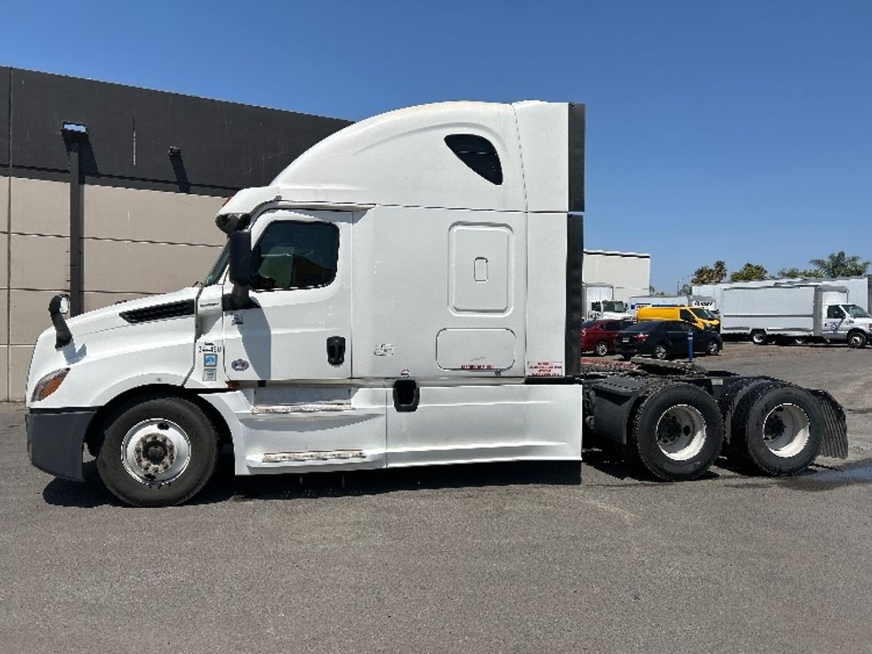 Sleeper Tractor-Heavy Duty Tractors-Freightliner-2020-T12664ST-El Centro-CA-551,919\n\t\tmiles-$ 64,500 - Image 4