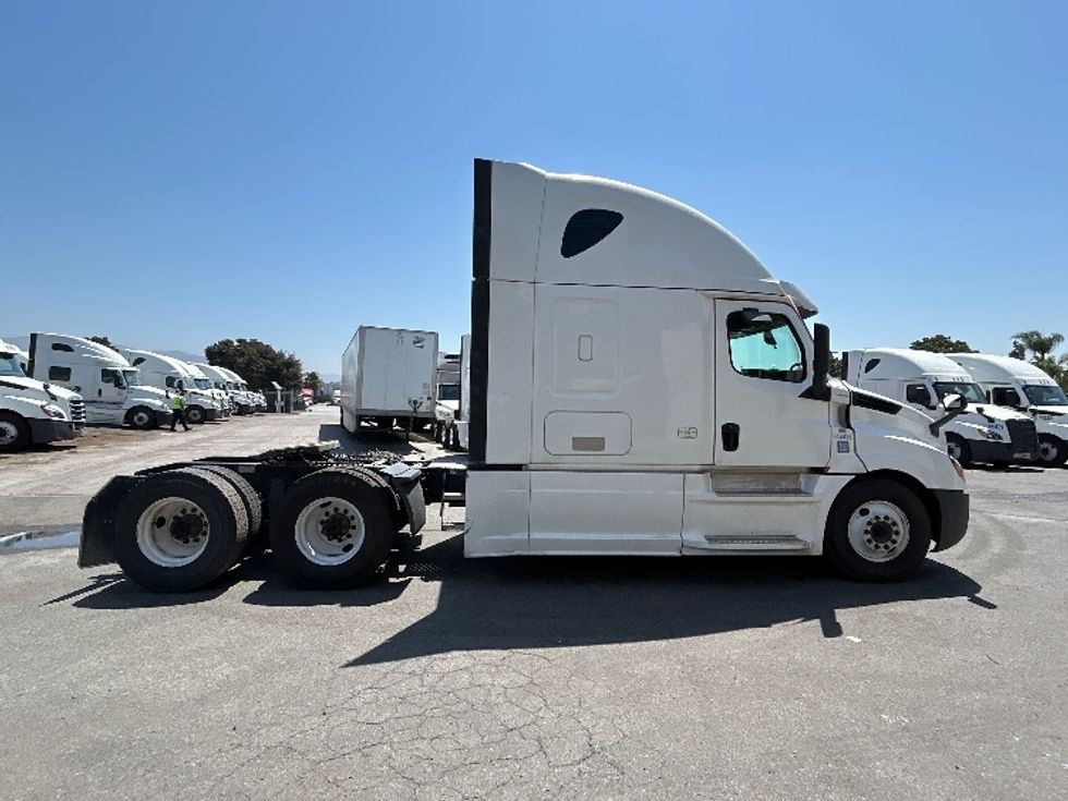 Sleeper Tractor-Heavy Duty Tractors-Freightliner-2020-T12664ST-El Centro-CA-551,919\n\t\tmiles-$ 64,500 - Image 8