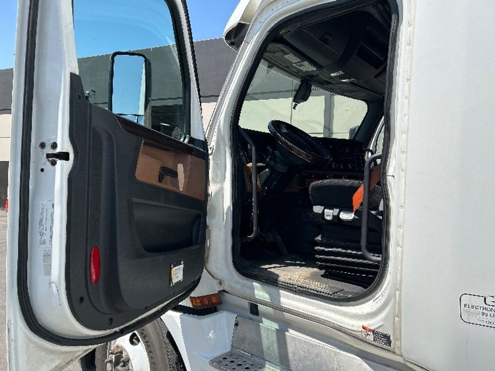Sleeper Tractor-Heavy Duty Tractors-Freightliner-2020-T12664ST-El Centro-CA-551,919\n\t\tmiles-$ 64,500 - Image 9