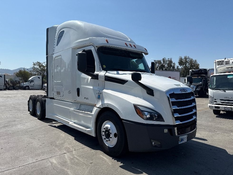 Sleeper Tractor-Heavy Duty Tractors-Freightliner-2020-T12664ST-El Centro-CA-838,643\n\t\tmiles-$ 40,750 - Image 1
