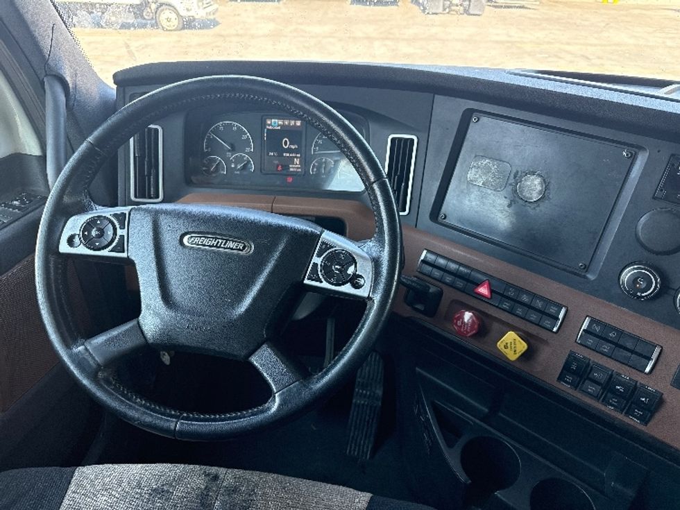 Sleeper Tractor-Heavy Duty Tractors-Freightliner-2020-T12664ST-El Centro-CA-838,643\n\t\tmiles-$ 40,750 - Image 11
