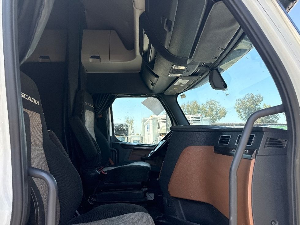 Sleeper Tractor-Heavy Duty Tractors-Freightliner-2020-T12664ST-El Centro-CA-838,643\n\t\tmiles-$ 40,750 - Image 13