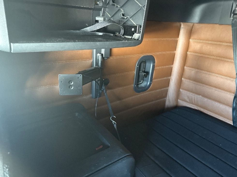 Sleeper Tractor-Heavy Duty Tractors-Freightliner-2020-T12664ST-El Centro-CA-838,643\n\t\tmiles-$ 40,750 - Image 19