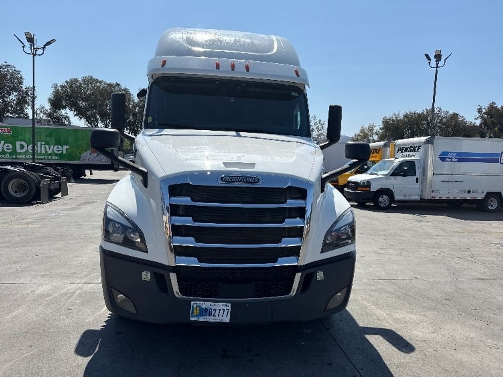 2020 Freightliner Cascadia 126" Sleeper Cab photo 2