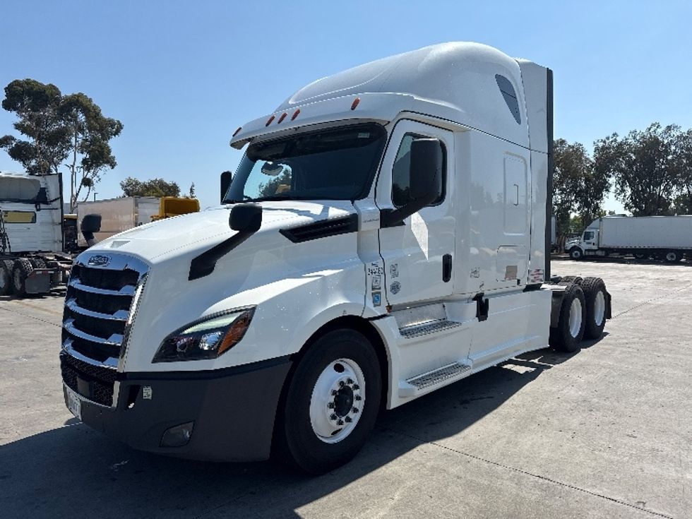 2020 Freightliner Cascadia 126" Sleeper Cab photo 3