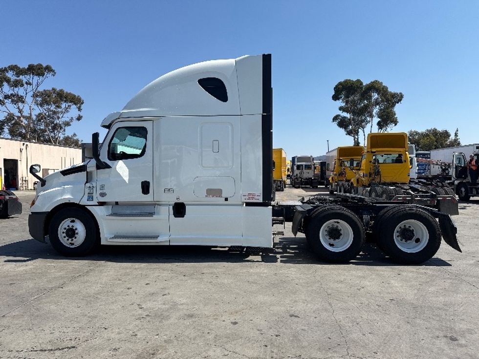 2020 Freightliner Cascadia 126" Sleeper Cab photo 4