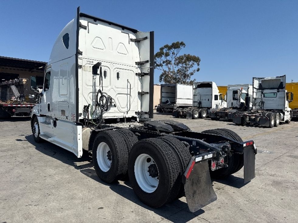 Sleeper Tractor-Heavy Duty Tractors-Freightliner-2020-T12664ST-El Centro-CA-838,643\n\t\tmiles-$ 40,750 - Image 5