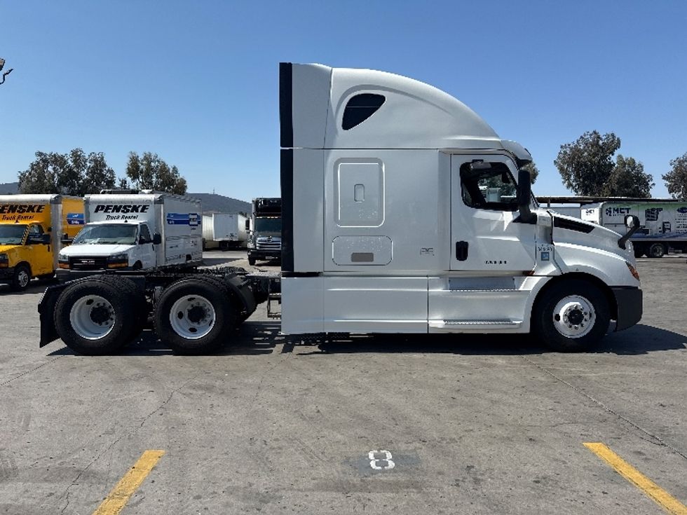 Sleeper Tractor-Heavy Duty Tractors-Freightliner-2020-T12664ST-El Centro-CA-838,643\n\t\tmiles-$ 40,750 - Image 8