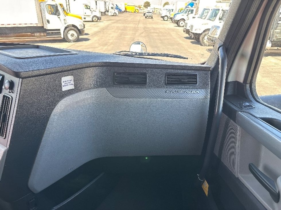 Sleeper Tractor-Heavy Duty Tractors-Freightliner-2020-T12664ST-El Paso-TX-452,601\n\t\tmiles-$ 63,750 - Image 14