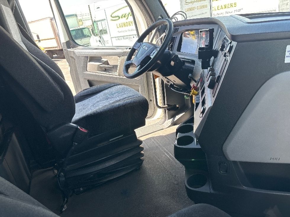 Sleeper Tractor-Heavy Duty Tractors-Freightliner-2020-T12664ST-El Paso-TX-452,601\n\t\tmiles-$ 63,750 - Image 15