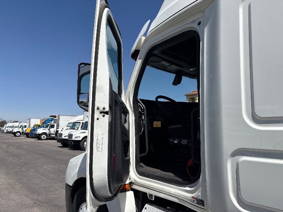 Sleeper Tractor-Heavy Duty Tractors-Freightliner-2020-T12664ST-El Paso-TX-452,601\n\t\tmiles-$ 63,750 - Image 9