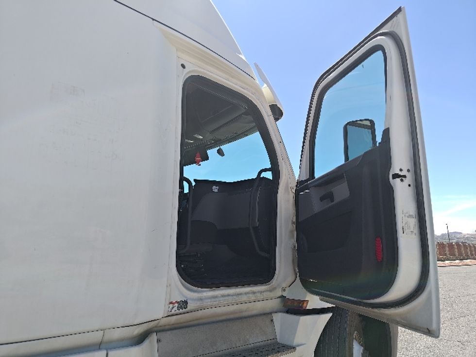 Sleeper Tractor-Heavy Duty Tractors-Freightliner-2020-T12664ST-El Paso-TX-483,765\n\t\tmiles-$ 66,750 - Image 13