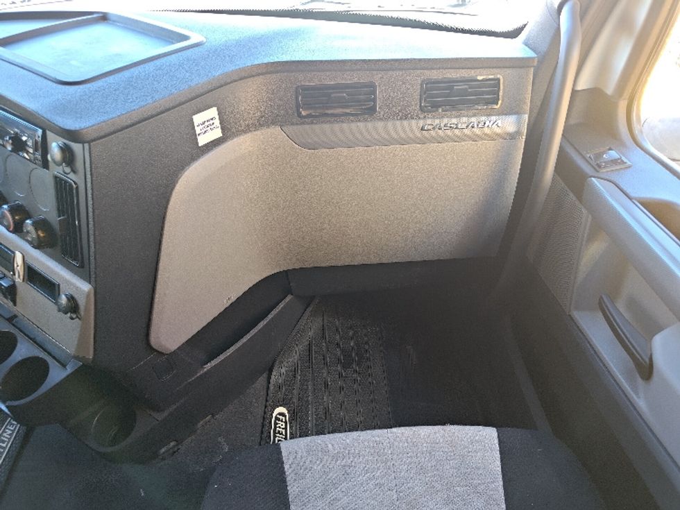 Sleeper Tractor-Heavy Duty Tractors-Freightliner-2020-T12664ST-El Paso-TX-483,765\n\t\tmiles-$ 66,750 - Image 14