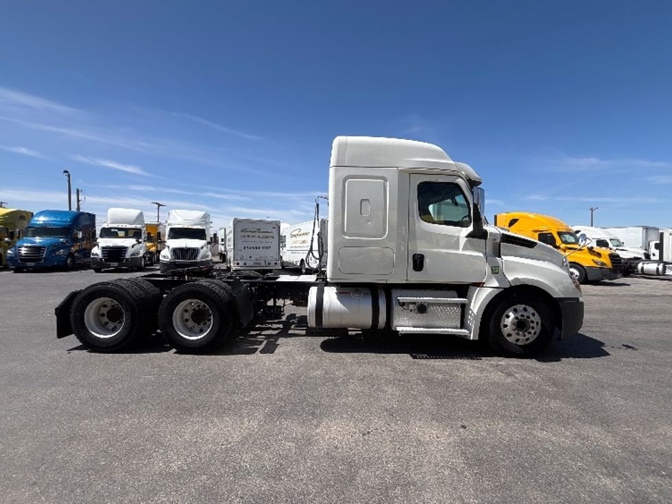 Sleeper Tractor-Heavy Duty Tractors-Freightliner-2020-T12664ST-El Paso-TX-561,508\n\t\tmiles-$ 53,750 - Image 8