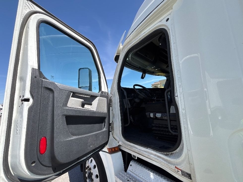 Sleeper Tractor-Heavy Duty Tractors-Freightliner-2020-T12664ST-El Paso-TX-561,508\n\t\tmiles-$ 53,750 - Image 9