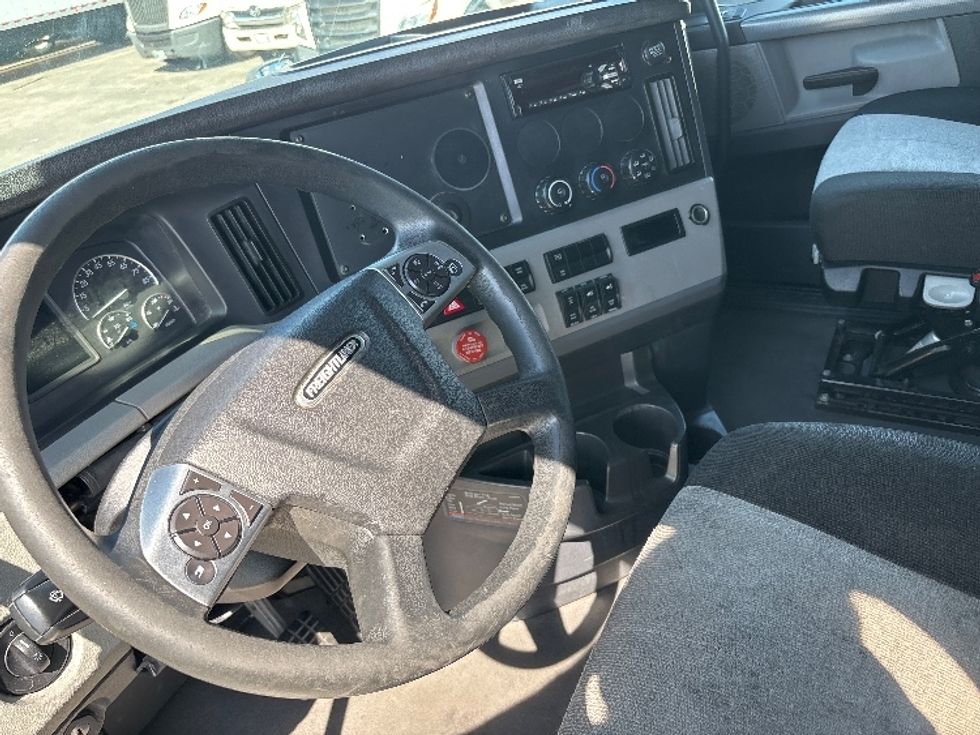 2020 Freightliner Cascadia 126" Sleeper Cab photo 10