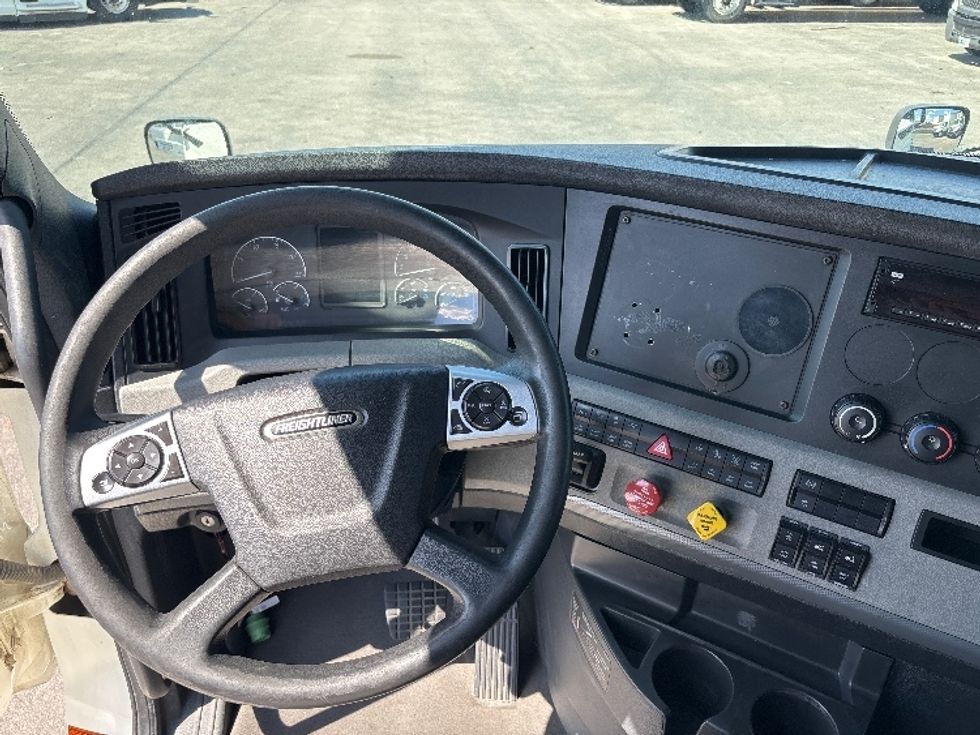 2020 Freightliner Cascadia 126" Sleeper Cab photo 11