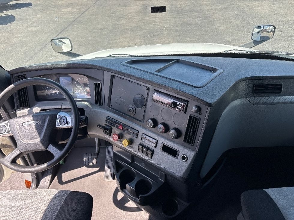 2020 Freightliner Cascadia 126" Sleeper Cab photo 12