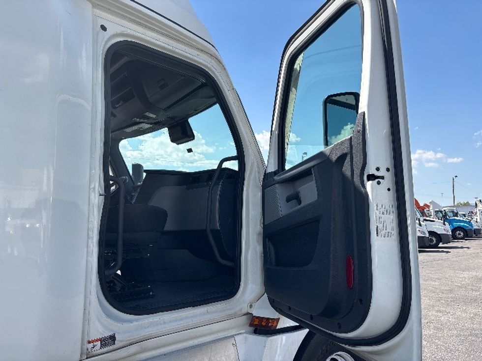 2020 Freightliner Cascadia 126" Sleeper Cab photo 13
