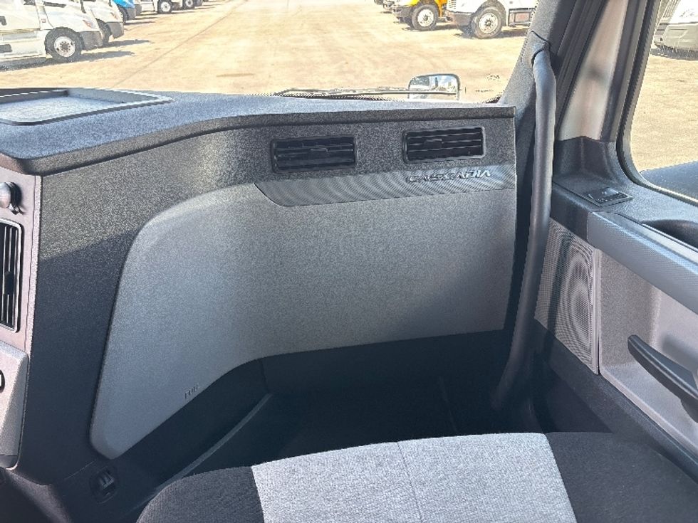 2020 Freightliner Cascadia 126" Sleeper Cab photo 14