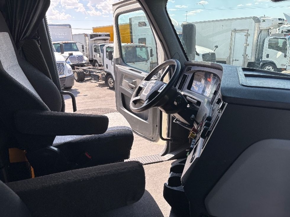 2020 Freightliner Cascadia 126" Sleeper Cab photo 15