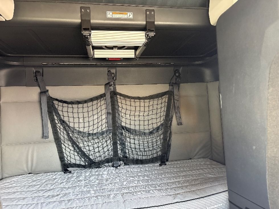 2020 Freightliner Cascadia 126" Sleeper Cab photo 16