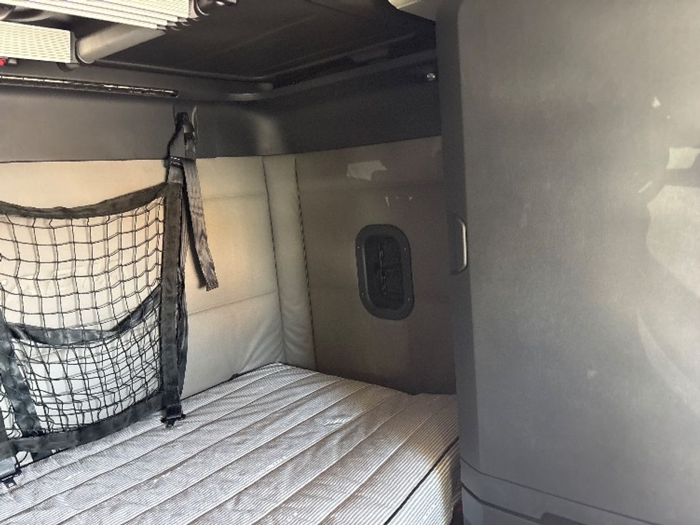 2020 Freightliner Cascadia 126" Sleeper Cab photo 17