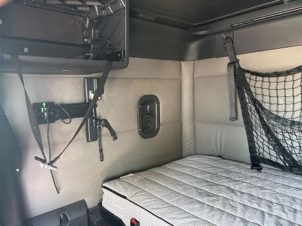 2020 Freightliner Cascadia 126" Sleeper Cab photo 18