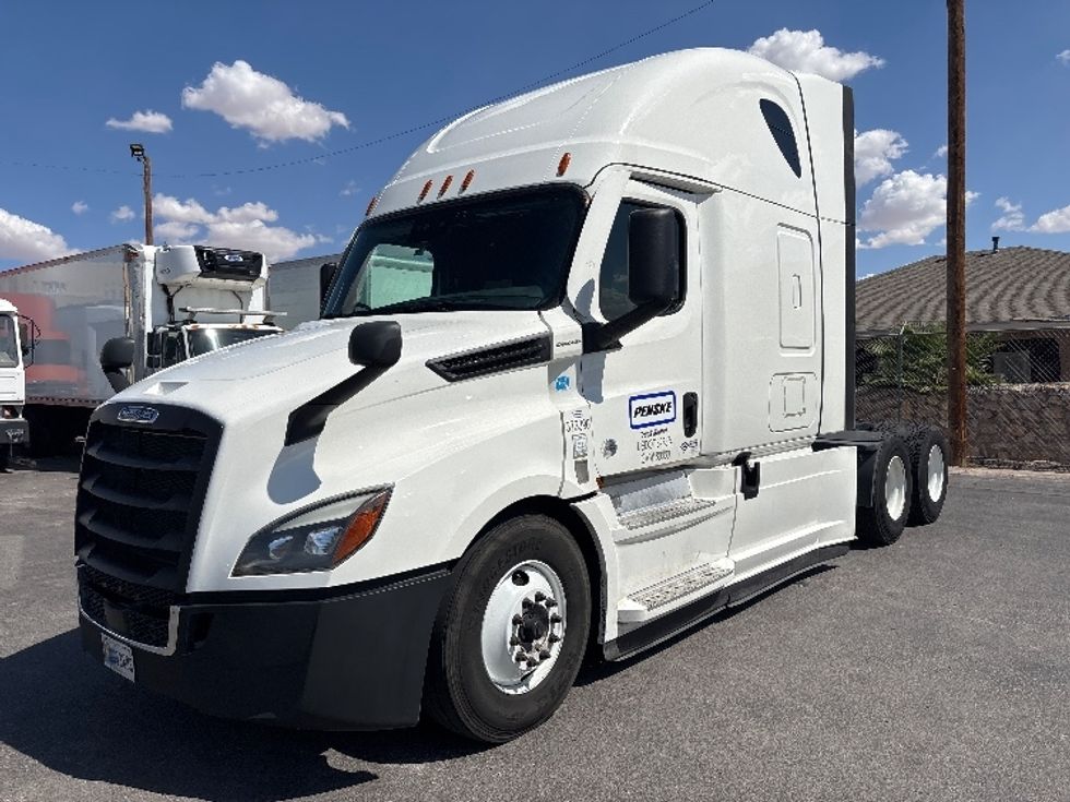 2020 Freightliner Cascadia 126" Sleeper Cab photo 3