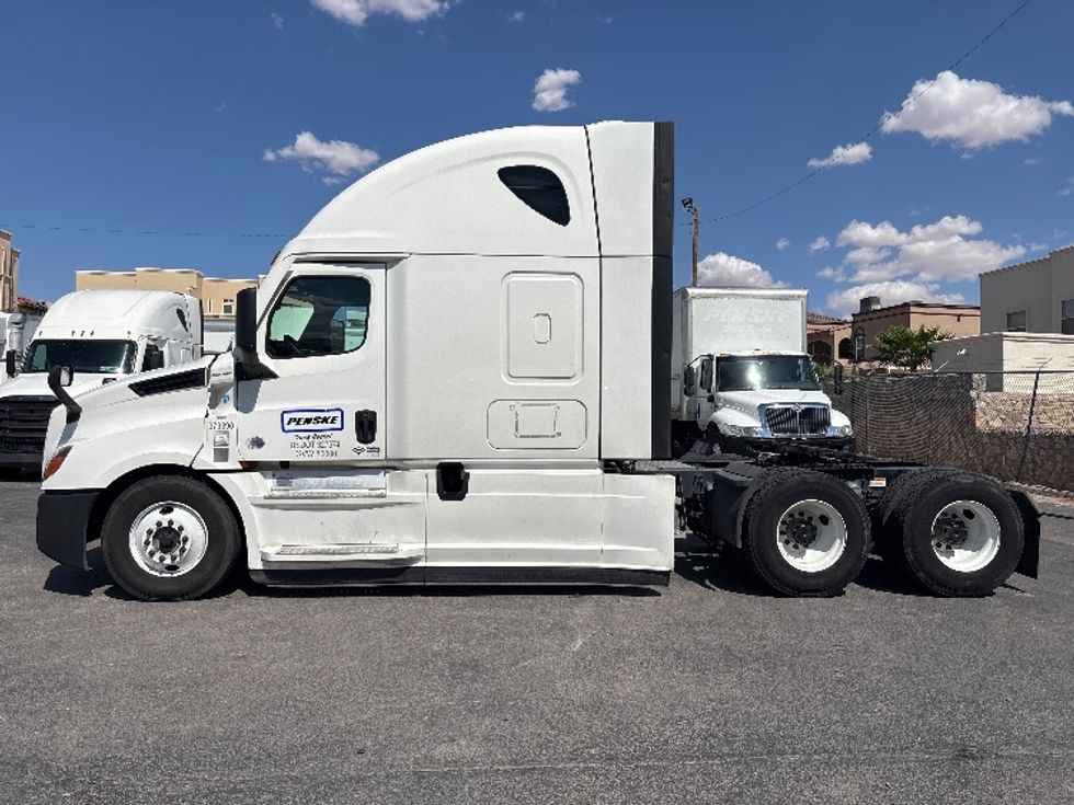 2020 Freightliner Cascadia 126" Sleeper Cab photo 4