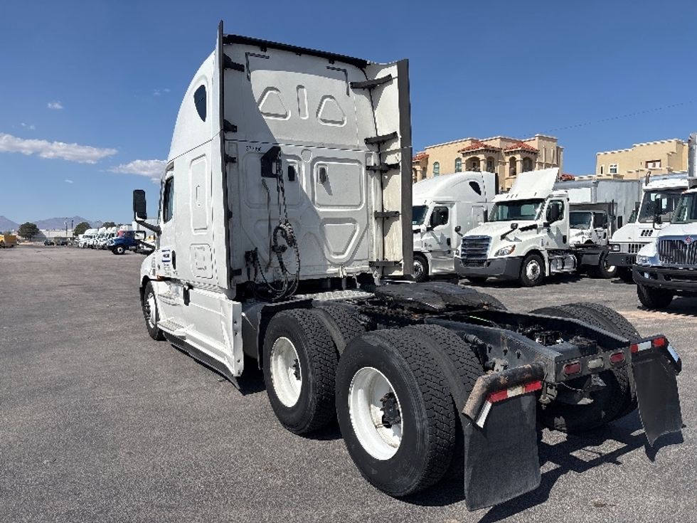 2020 Freightliner Cascadia 126" Sleeper Cab photo 5