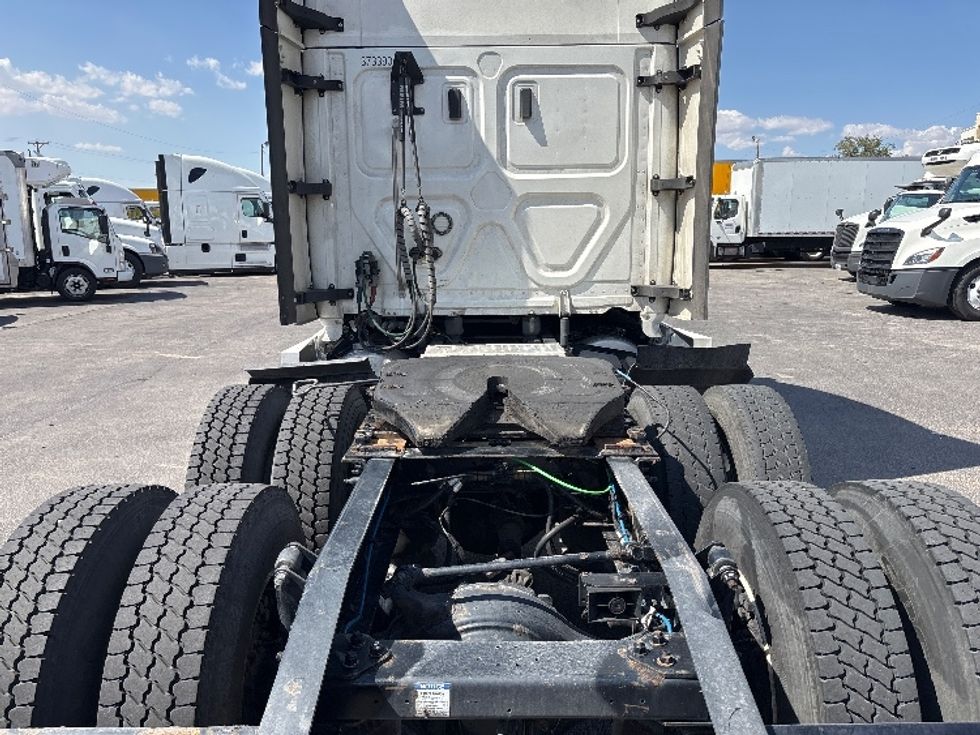 2020 Freightliner Cascadia 126" Sleeper Cab photo 6