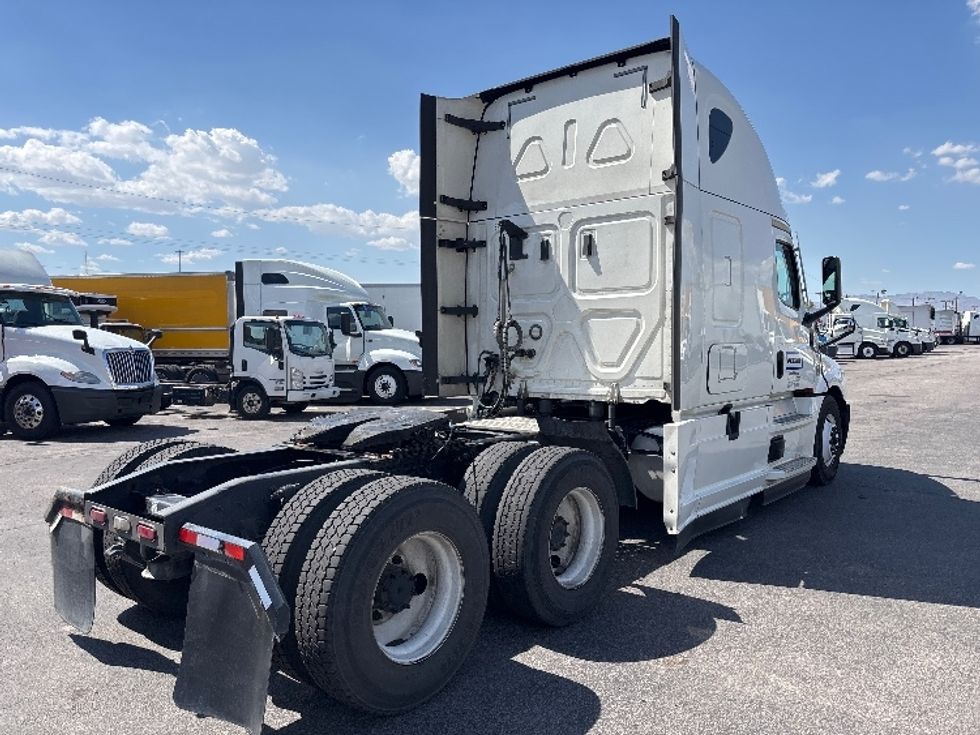 2020 Freightliner Cascadia 126" Sleeper Cab photo 7