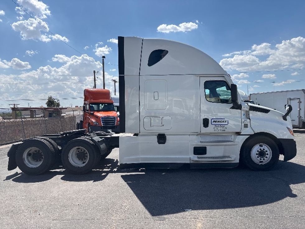 2020 Freightliner Cascadia 126" Sleeper Cab photo 8