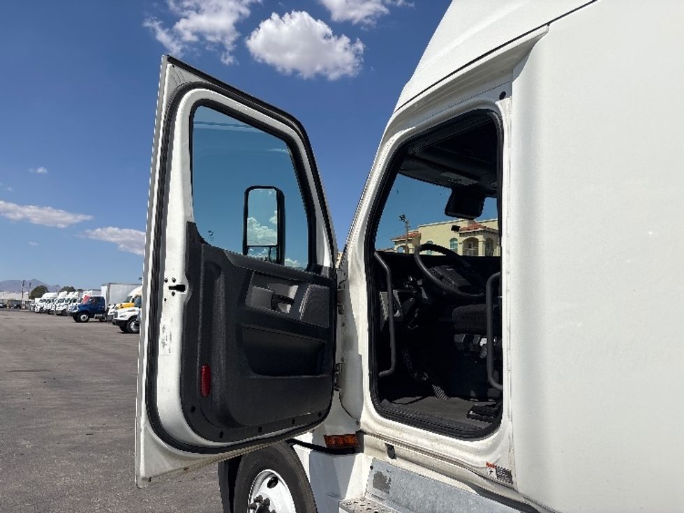 2020 Freightliner Cascadia 126" Sleeper Cab photo 9