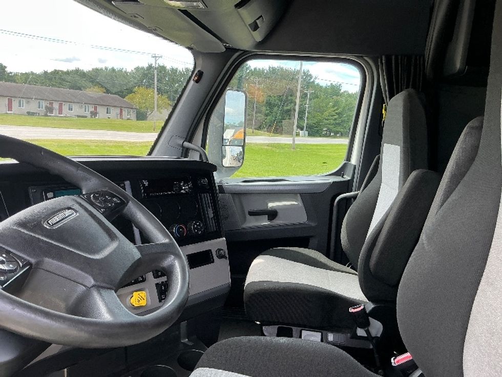 Sleeper Tractor-Heavy Duty Tractors-Freightliner-2020-T12664ST-Elkhart-IN-508,736\n\t\tmiles-$ 61,750 - Image 10