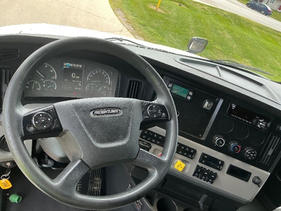 Sleeper Tractor-Heavy Duty Tractors-Freightliner-2020-T12664ST-Elkhart-IN-508,736\n\t\tmiles-$ 61,750 - Image 11