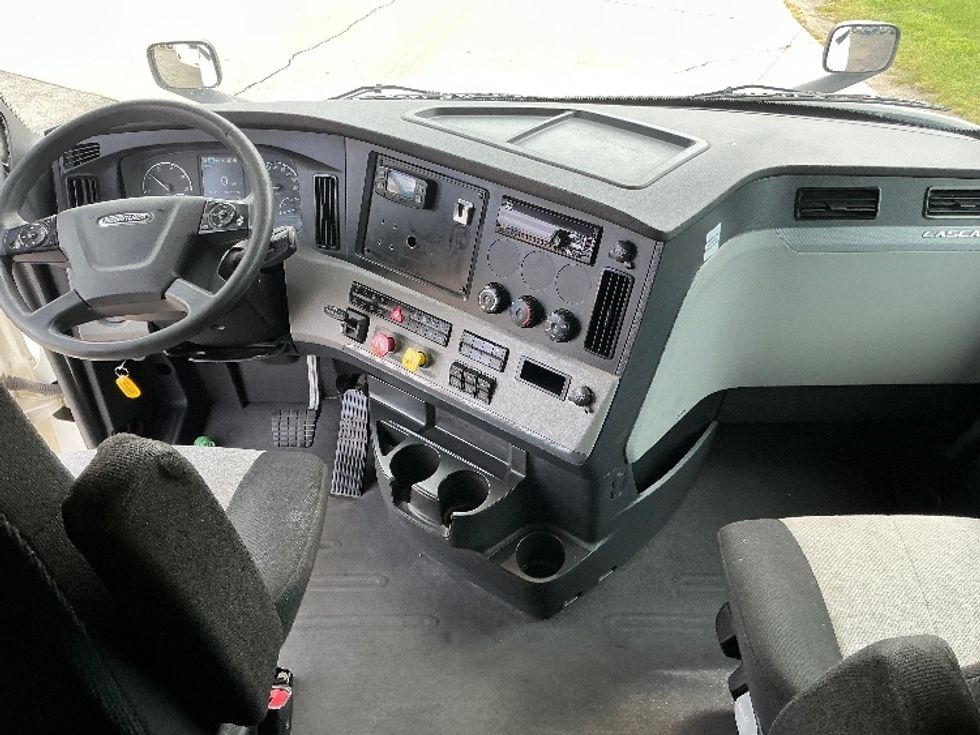 Sleeper Tractor-Heavy Duty Tractors-Freightliner-2020-T12664ST-Elkhart-IN-508,736\n\t\tmiles-$ 61,750 - Image 12