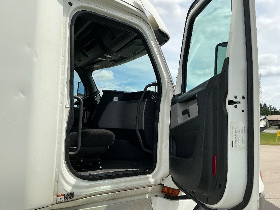 Sleeper Tractor-Heavy Duty Tractors-Freightliner-2020-T12664ST-Elkhart-IN-508,736\n\t\tmiles-$ 61,750 - Image 13