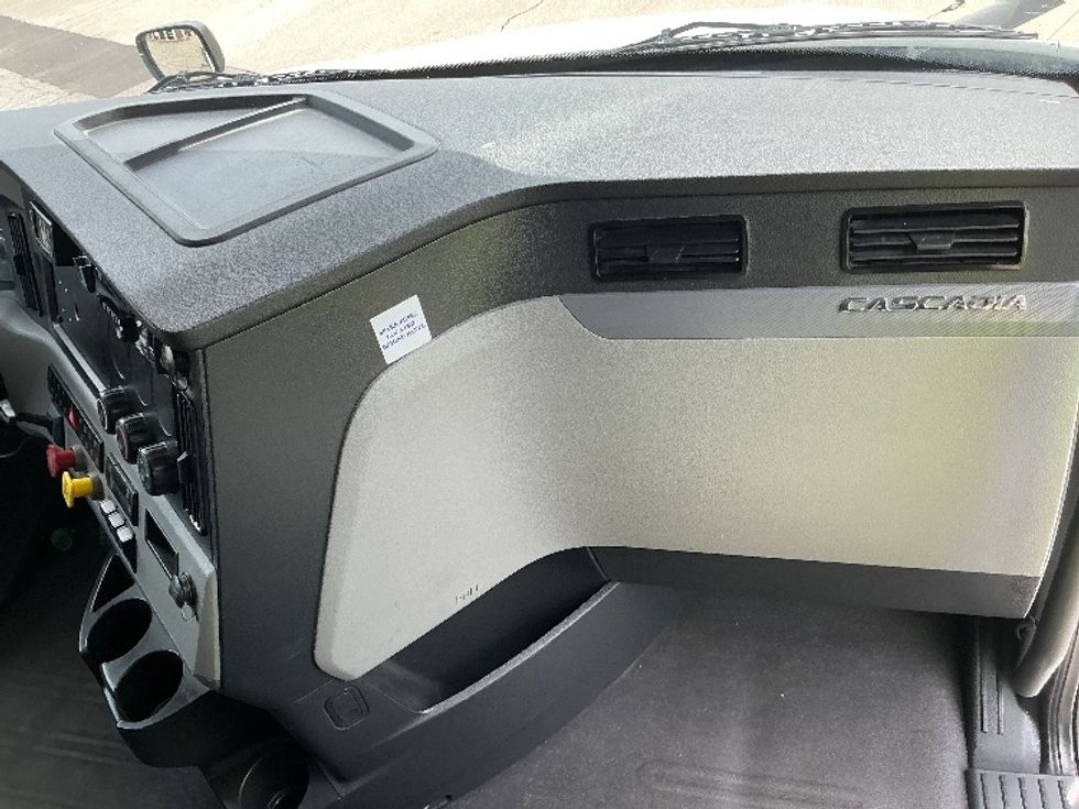 Sleeper Tractor-Heavy Duty Tractors-Freightliner-2020-T12664ST-Elkhart-IN-508,736\n\t\tmiles-$ 61,750 - Image 14