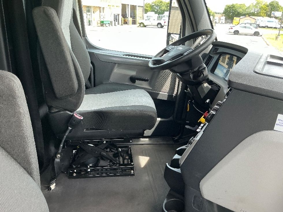 Sleeper Tractor-Heavy Duty Tractors-Freightliner-2020-T12664ST-Elkhart-IN-508,736\n\t\tmiles-$ 61,750 - Image 15