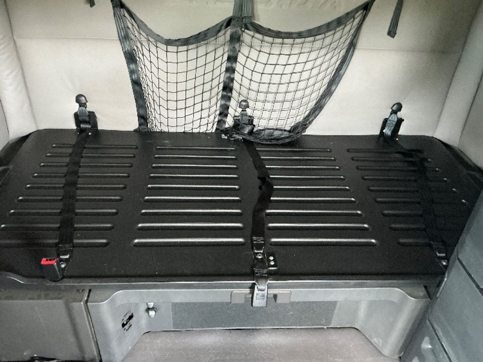 Sleeper Tractor-Heavy Duty Tractors-Freightliner-2020-T12664ST-Elkhart-IN-508,736\n\t\tmiles-$ 61,750 - Image 16