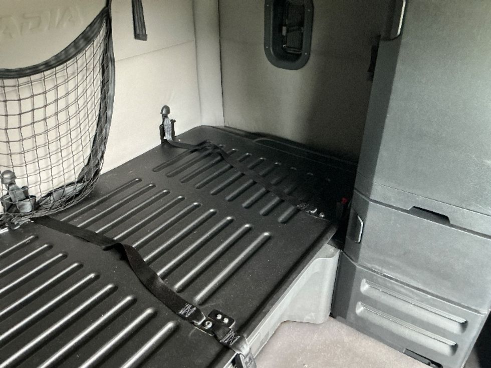 Sleeper Tractor-Heavy Duty Tractors-Freightliner-2020-T12664ST-Elkhart-IN-508,736\n\t\tmiles-$ 61,750 - Image 18