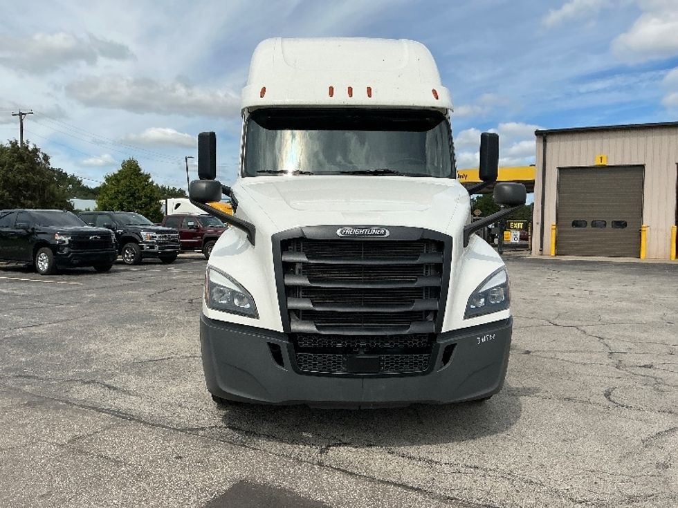 Sleeper Tractor-Heavy Duty Tractors-Freightliner-2020-T12664ST-Elkhart-IN-508,736\n\t\tmiles-$ 61,750 - Image 2